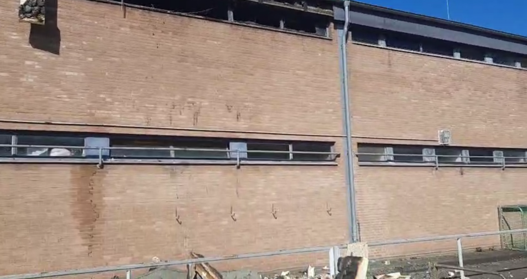 AKTUALISIERUNG: BRAND in Ellers Umkleidetrakt - Bezirkssportanlage bis auf Weiteres komplett...